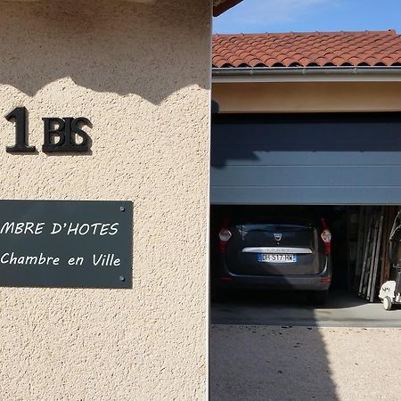 Une Chambre En Ville Savigneux  Buitenkant foto