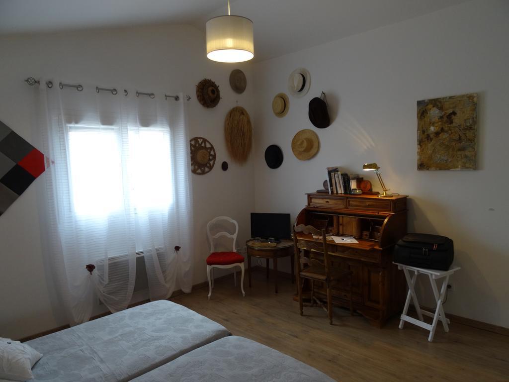 Une Chambre En Ville Savigneux  Buitenkant foto