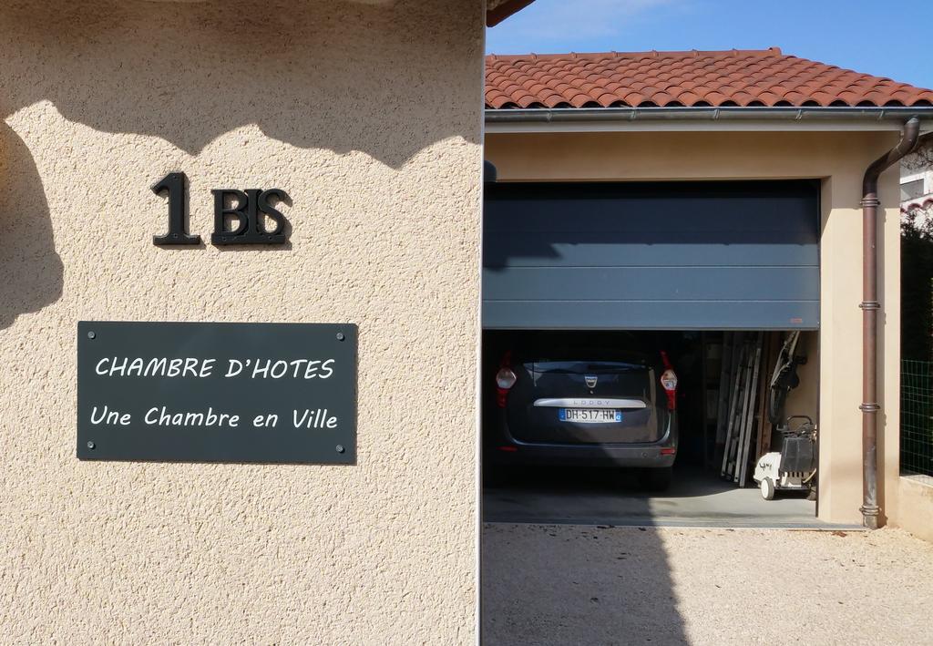 Une Chambre En Ville Savigneux  Buitenkant foto